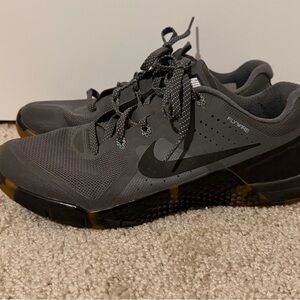 Nike Metcon 2 Flywire training shoes in a gray and black colorway Mens Size 7.5